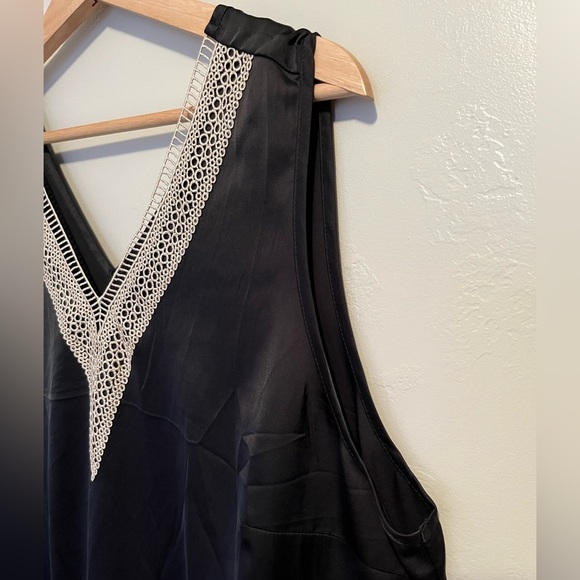 Elegant Black Sleeveless Top with Lace Detail - Picture 6 of 8